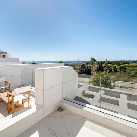 Bossa Boutique - Spacious Attic Εστεπόνα