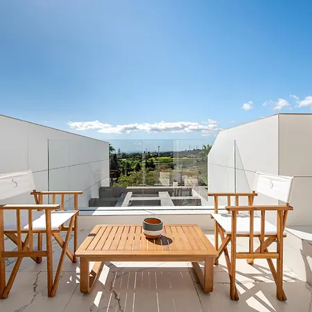 Bossa Boutique - Spacious Attic Εστεπόνα