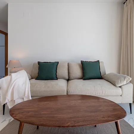 Bossa Boutique - Spacious Attic Εστεπόνα